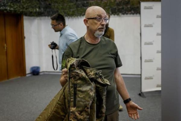 Presiden Zelenskiy akan Mengganti Menteri Pertahanan Masa Perang Ukraina