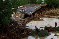 Banjir Spanyol Tewaskan Dua Orang, Warga Terjebak di Atap