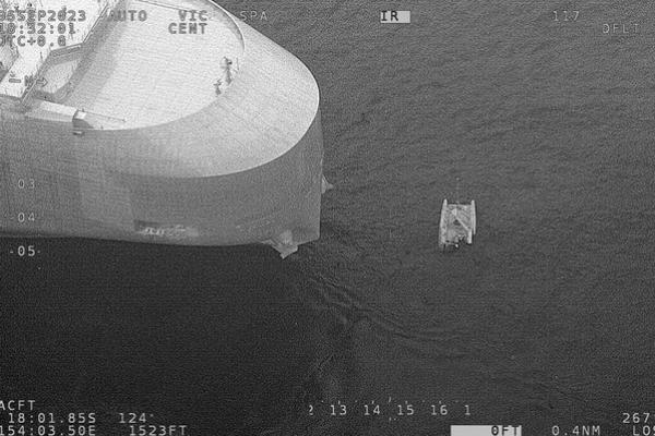 Tiga Pria Berhasil Selamat Setelah Serangan Hiu dari Laut Koral