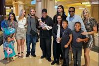 Momen Langka, Dua Putra Michael Jackson Berfoto Bersama Keluarga Besar Ayahnya