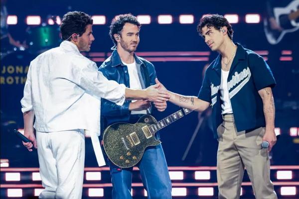 Joe Jonas Bercerai dengan Sophie Turner, Jonas Brothers Beri Pelukan di Atas Panggung