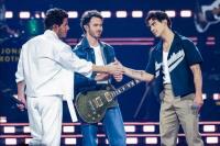 Joe Jonas Bercerai dengan Sophie Turner, Jonas Brothers Beri Pelukan di Atas Panggung