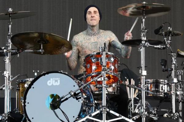Travis Barker Kembali ke Panggung Usai Operasi Janin Istrinya Kourtney Kardashian