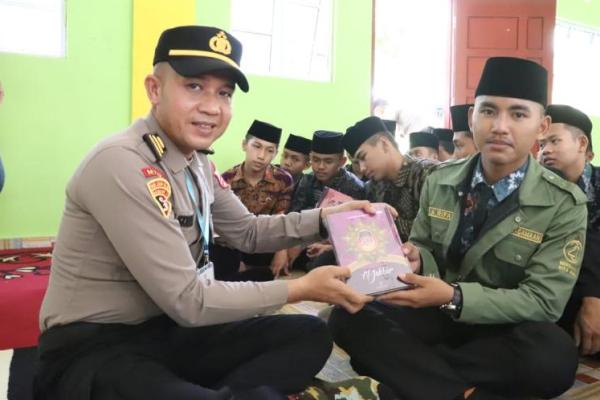 Turut Cerdaskan Bangsa, Siswa Latja Polri Sumbang Buku ke Pesantren