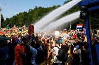 Polisi Belanda Gunakan Meriam Air dan Tahan 2.400 Aktivis Iklim