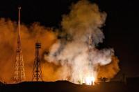 Soyuz Berisi Astronot AS dan Dua Kosmonot Rusia Berlabuh di Stasiun Luar Angkasa