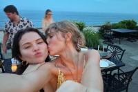 Selena Gomez Posting Selfie Menggemaskan dengan Taylor Swift Mencium Pipinya: `Ini Sahabatku`