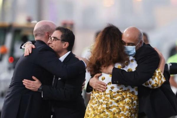 Pesawat Tinggalkan Doha Bersama Lima Warga Amerika yang Dibebaskan Iran