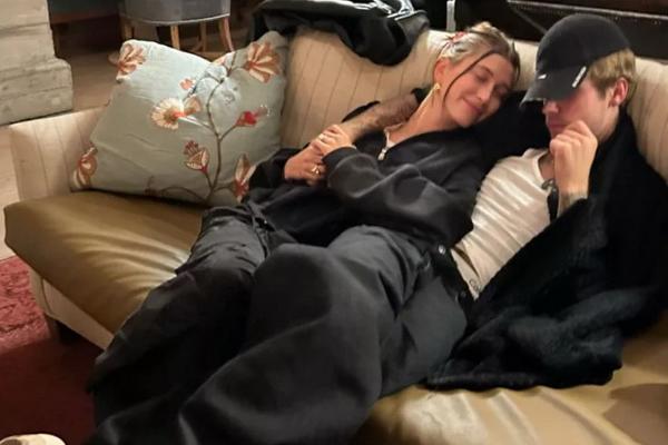 Mesra dan Santai, Justin Bieber dan Hailey Bieber Rayakan Ulang Tahun Pernikahan Ke-5