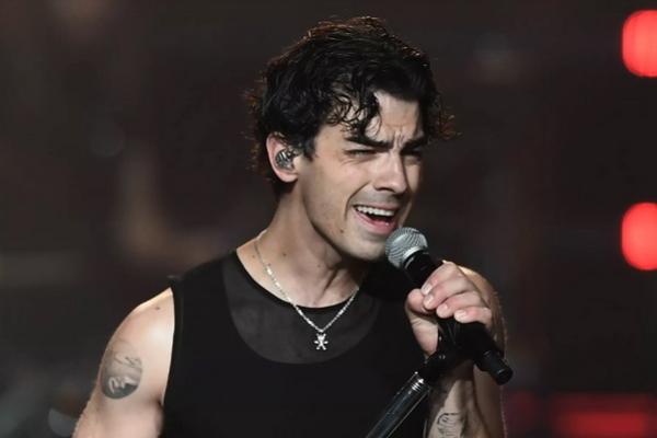 Lantunkan Little Bird, Joe Jonas Bicara Tentang Menjadi Orangtua