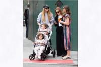 Taylor Swift Pinjamkan Apartemen di New York untuk Sophie Turner dan Anak-anaknya