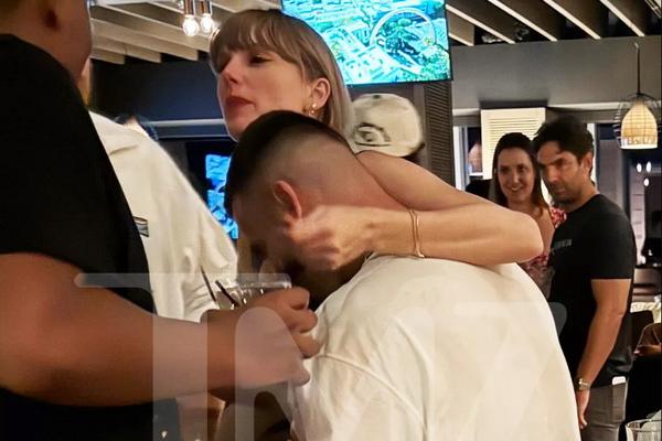 Taylor Swift dan Travis Kelce Terlihat Nyaman di Pesta Pasca Pertandingannya