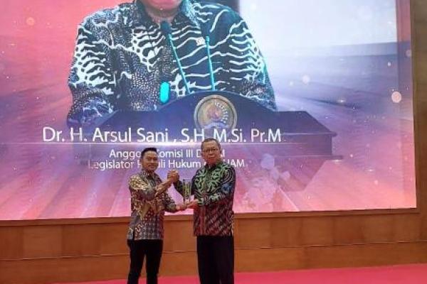 KWP Award 2023, Arsul Sani Raih Legislator Peduli Hukum dan HAM