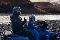 Berpetualang ke Islandia, Chris Hemsworth dan Putrinya Kendarai ATV dan Kuda Poni