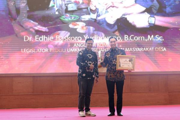Ibas Sabet Penghargaan Legislator Peduli UMKM dan Kesejahteraan Masyarakat Desa