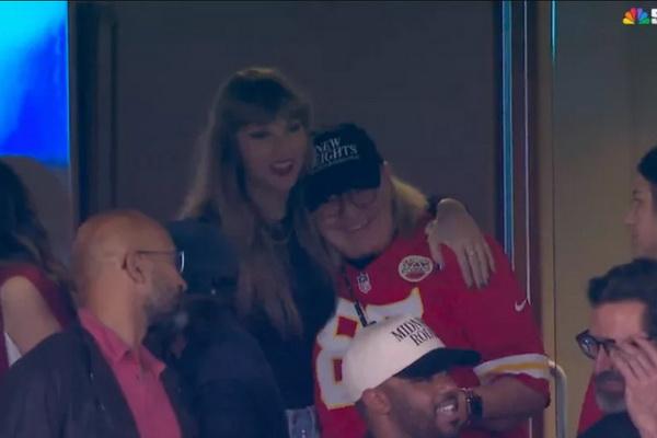 Taylor Swift Rangkul Ibunda Travis Kelce di Pertandingan Chiefs vs Jets