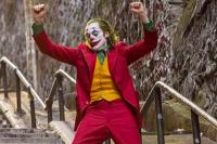 Gambar Terbaru Joker 2, Joaquin Phoenix Menari di Tengah Hujan