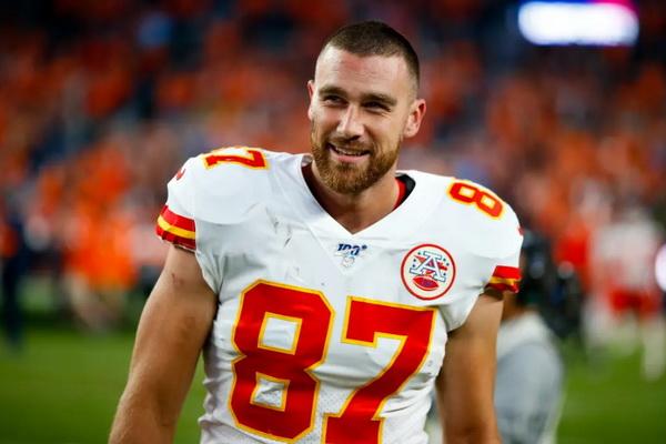 Travis Kelce Semringah Ditanya Soal Kisah Asmaranya dengan Taylor Swift