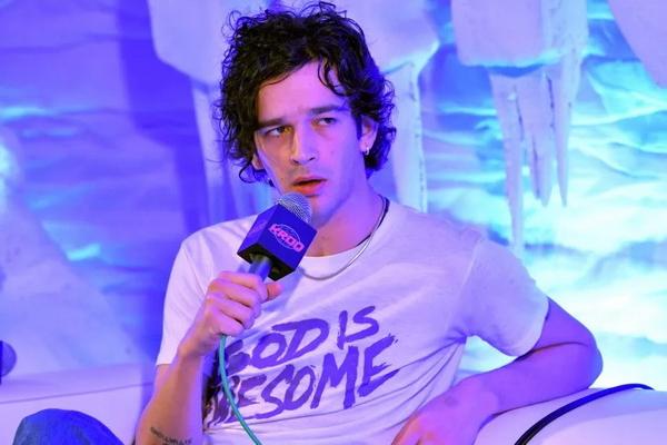 Komentarnya Sering Kontroversial, Vokalis The 1975 Matty Healy Minta Maaf