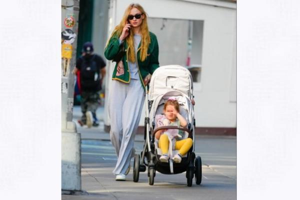 Usai Mediasi Hak Asuh Anak dengan Joe Jonas, Sophie Turner Ajak Dua Putrinya Jalan-jalan