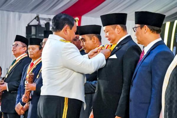 Ketua MPR Terima Penghargaan Dharma Pertahanan Utama dari Kemenhan