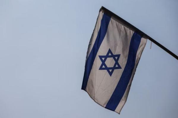 Bendera Israel terlihat di pintu masuk sebuah sekolah di Kibbutz Amir dekat perbatasan Israel dengan Lebanon, di Israel utara, 10 Oktober 2023. Foto: Reuters 