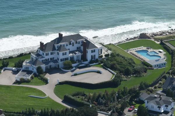 Liburan Mesra, Gigi Hadid dan Bradley Cooper Pinjam Rumah Pantai Mewah Taylor Swift. (FOTO: SPLASH NEWS)