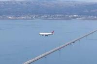 Pesawat Tampak Membeku di Langit Teluk San Francisco, Ini Faktanya