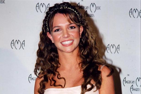 The Woman in Me, Britney Spears Tanda Tangani Kontrak Rekaman Pertama di Usia 15 Tahun