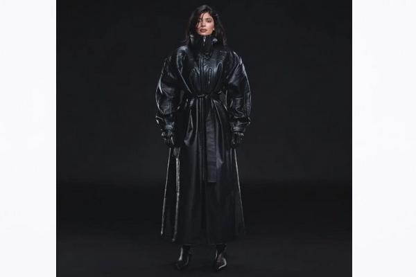 Pakai Jaket Kulit dan Sepatu Bot, Kylie Jenner Promosikan Lini Pakaian Terbaru `Khy`