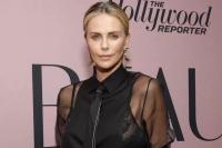 Charlize Theron Tampil Glamor dengan Blus Tipis dan Rok Kulit di Pesta Beauty Dinner