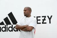 Rapat dengan Adidas di Jerman, Kanye West Gambar Swastika di Ujung Sepatu