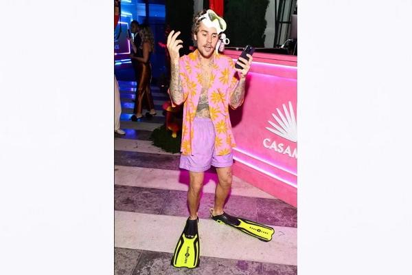 Hadiri Pesta Halloween Casamigos, Justin Bieber Pakai Snorkel dan Sepatu Sirip
