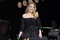 Pertunjukan Terakhir Sebelum Pensiun, Adele Cium Rich Paul dan Putranya Angelo