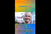 Ganjar Ulang Tahun, Relawan Nakes Bagi-bagi Mawar di Depan Kantor TKRPP