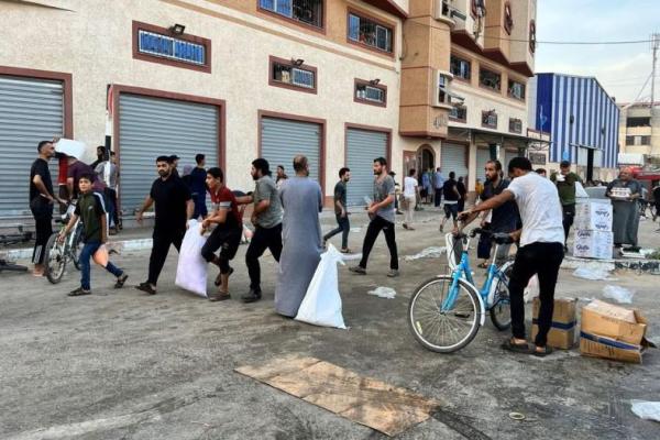 Warga Gaza Datangi Pusat Bantuan untuk Mengambil Tepung dan Kebutuhan Pokok