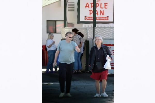 Sebelum Kematiannya, Matthew Perry Makan Malam di Restoran Hamburger Bersama Teman