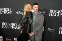 Behati Prinsloo Raih Paksa Tangan Adam Levine Setahun Setelah Skandal Perselingkuhan