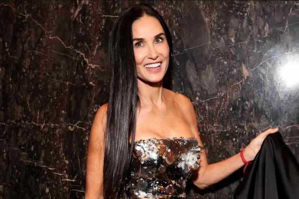 Demi Moore Memesona dalam Gaun Strapless Perak di CFDA Awards 2023