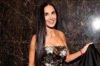 Demi Moore Memesona dalam Gaun Strapless Perak di CFDA Awards 2023