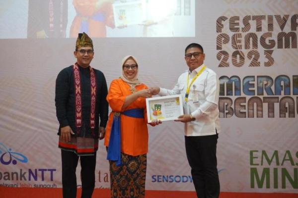 Direktur PPSBK Kemendes Terima Penghargaan Pentahelix dari UI