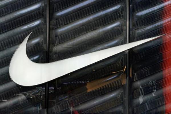 Logo swoosh Nike terlihat di luar toko di 5th Ave di New York, New York, AS, 19 Maret 2019. Foto: Reuters 
