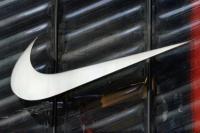 Logo swoosh Nike terlihat di luar toko di 5th Ave di New York, New York, AS, 19 Maret 2019. Foto: Reuters