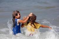 Tak Ada Lagi Air Bersih, Keluarga Pengungsi di Gaza Terdampar di Laut yang Tercemar