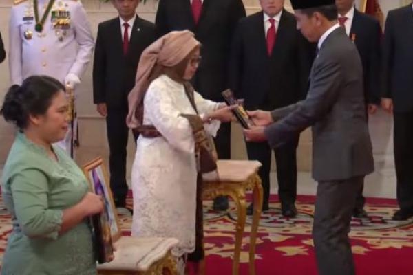 Jokowi Anugerahkan Gelar Pahlawan kepada Enam Tokoh