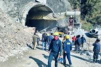 40 Pekerja India yang Terjebak Reruntuhan Terowongan Ditemukan Selamat