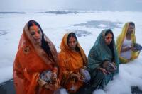 Udara Beracun dan Sungai Berbusa akibat Polusi, Warga India Tetap Beraktifitas
