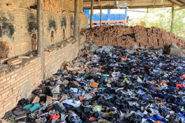 Limbah 19 Merek Pakaian Terkenal Jadi Bahan Bakar Pembuatan Bata di Kamboja