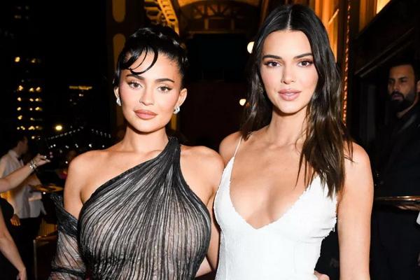 Insiden Mentimun, Kendall Jenner Digoda Kylie Jenner saat Mengiris Bawang