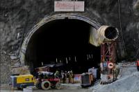 Selamatkan 41 Pekerja Terowongan, Tim Penyelamat India Temui Hambatan